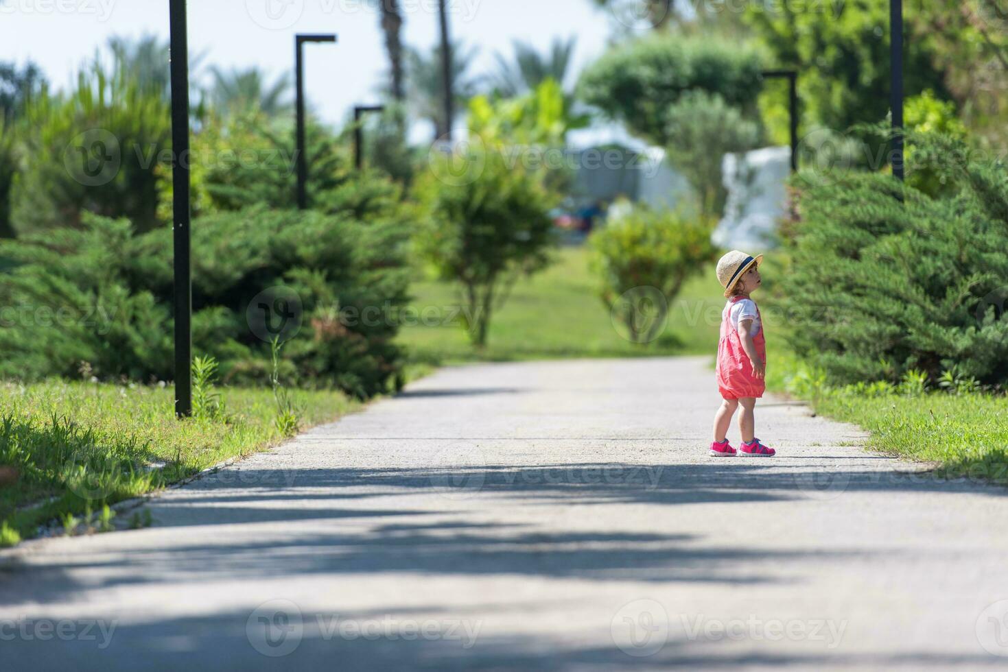 liten flicka springer i sommarparken foto