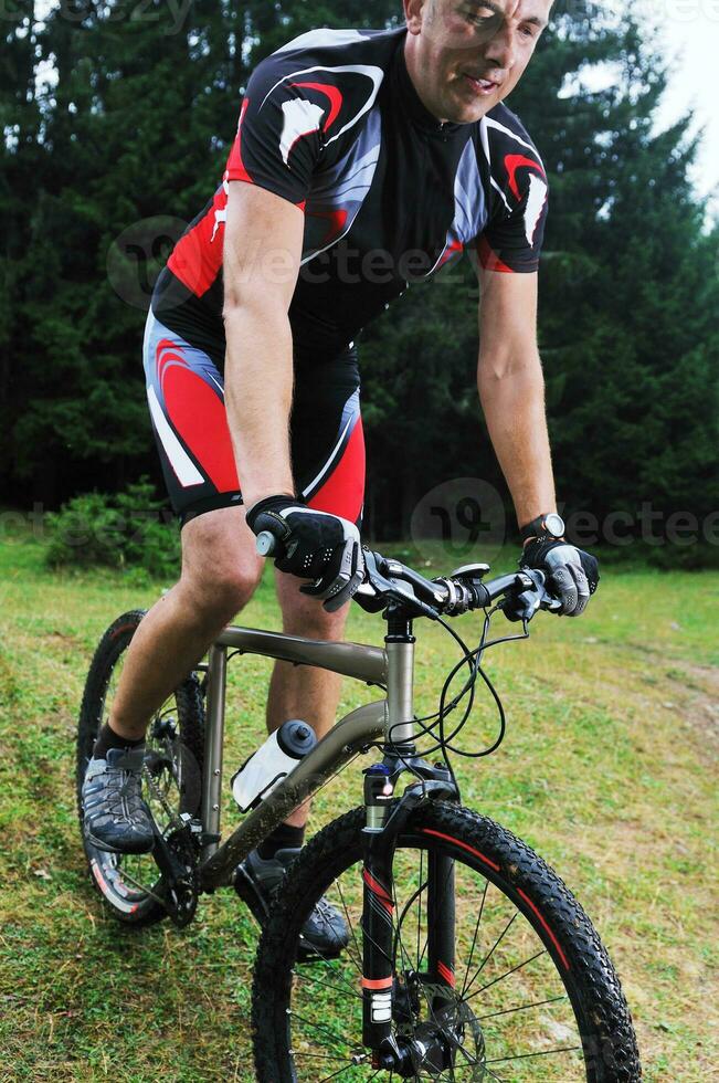 berg cykel utomhus- rida foto