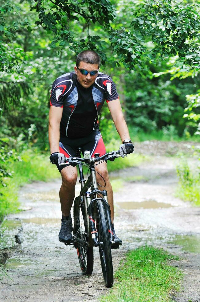 berg cykel utomhus- rida foto