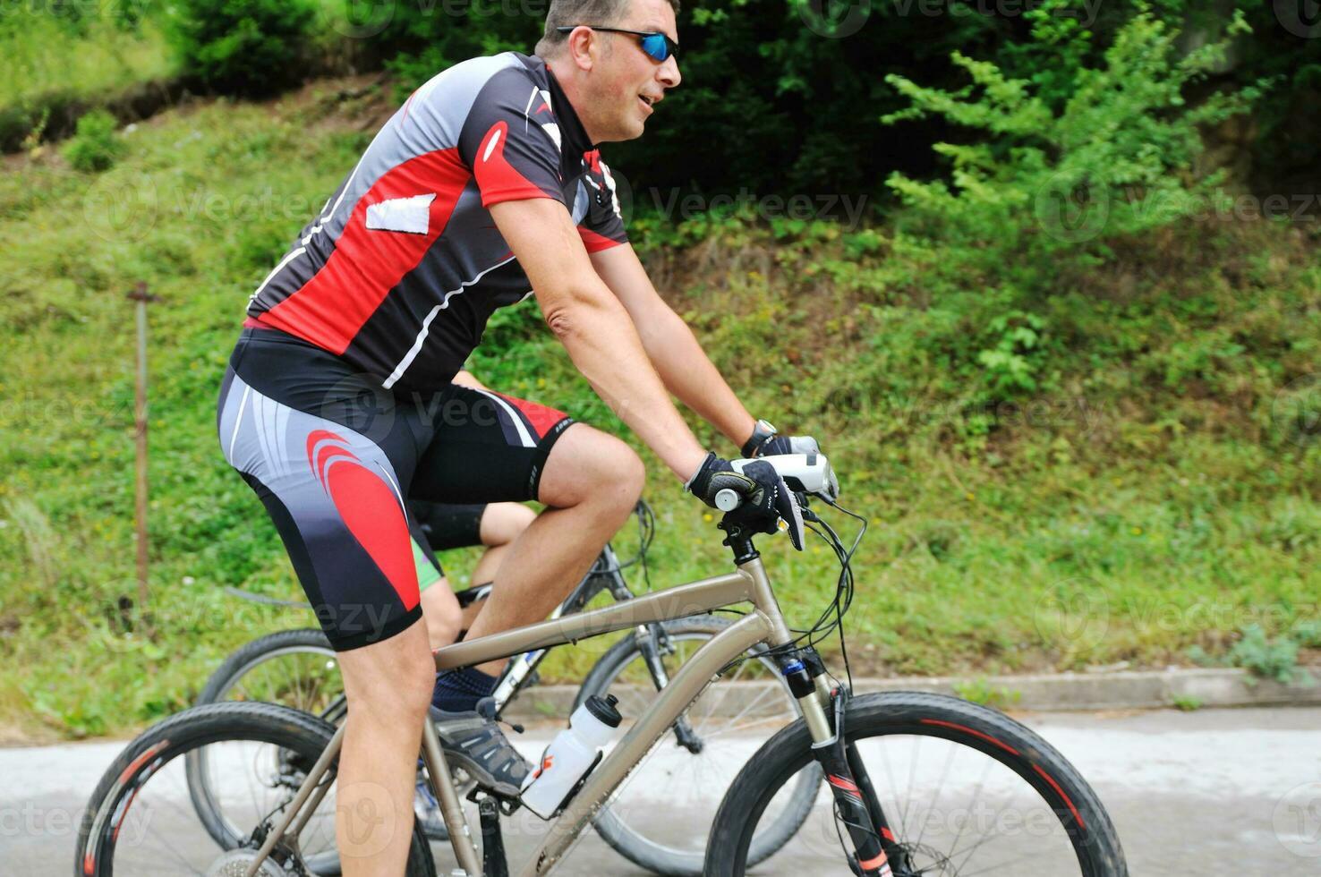 vänskap utomhus- på berg cykel foto