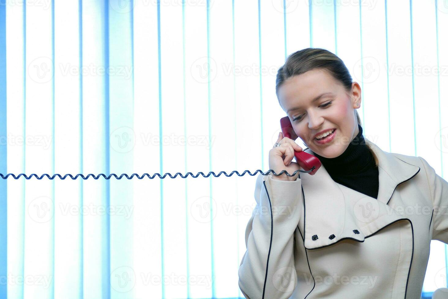 .affärskvinna talande förbi telefon foto