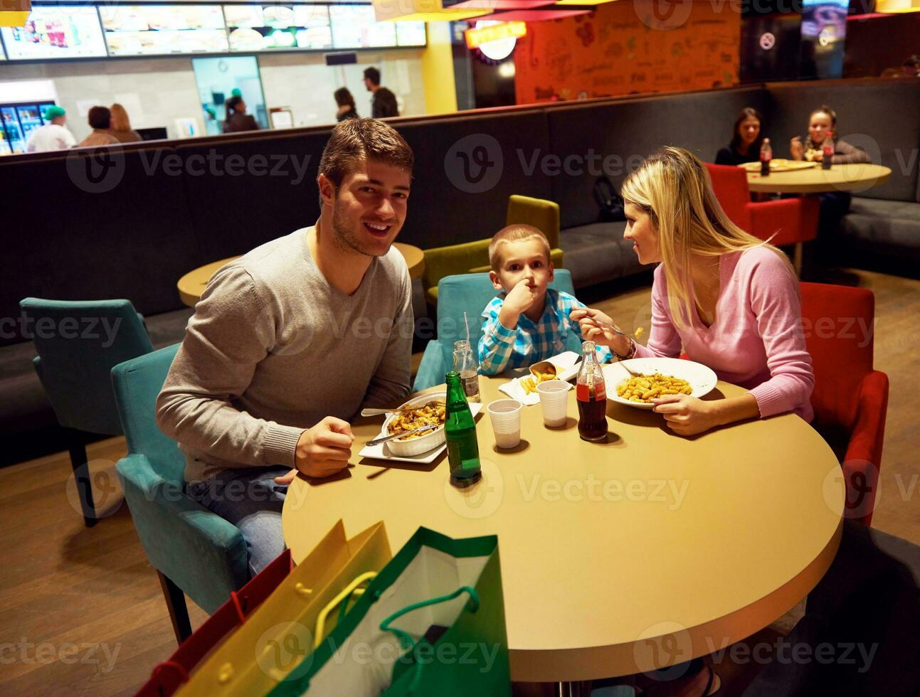 familj har lunch i handla köpcenter foto