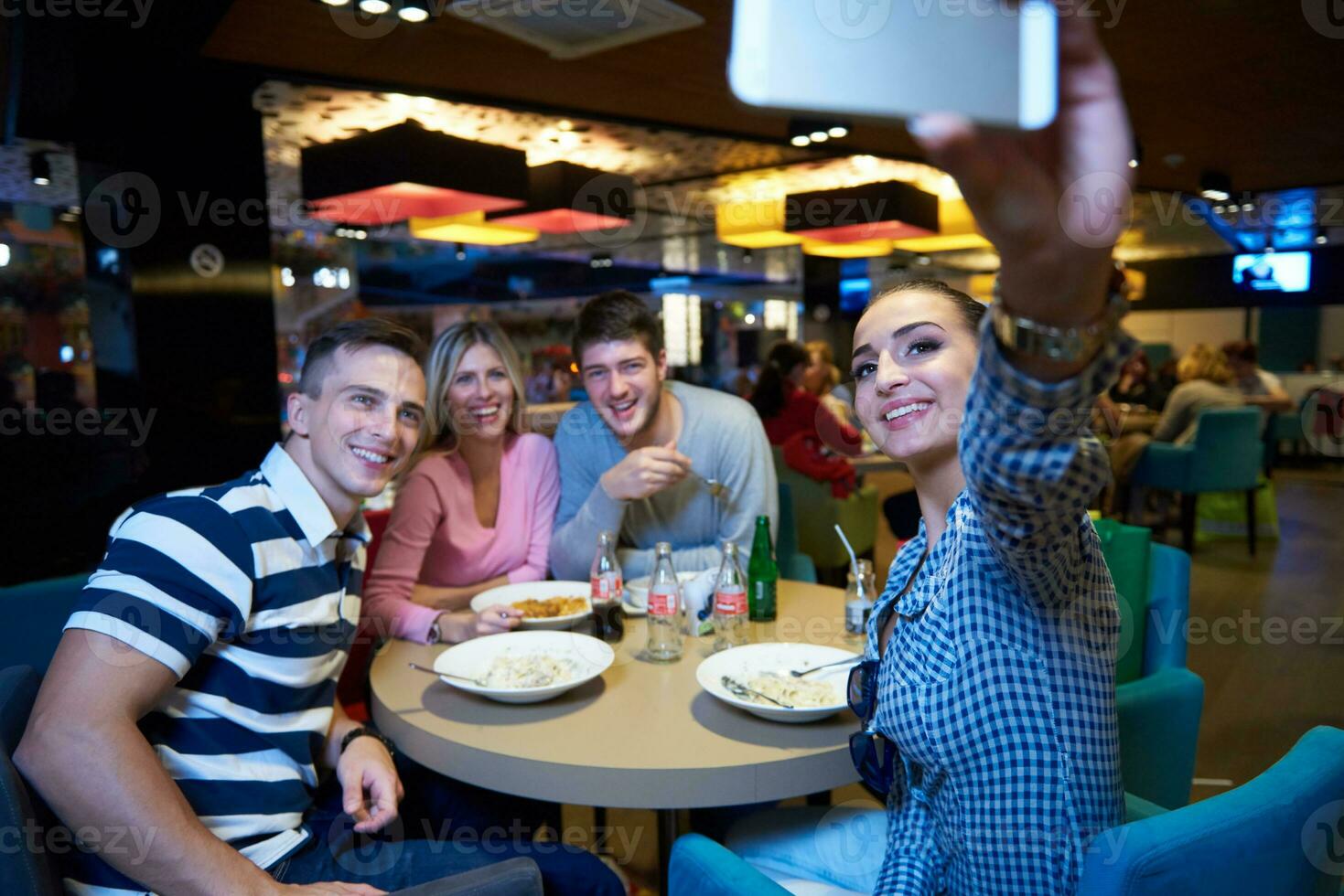 vänner ha lanch ha sönder i handla köpcenter foto