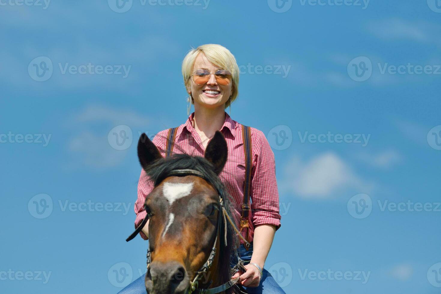Lycklig kvinna på häst foto