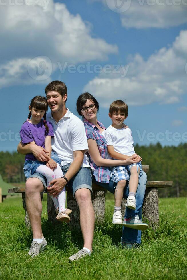 Lycklig ung familj ha roligt utomhus foto