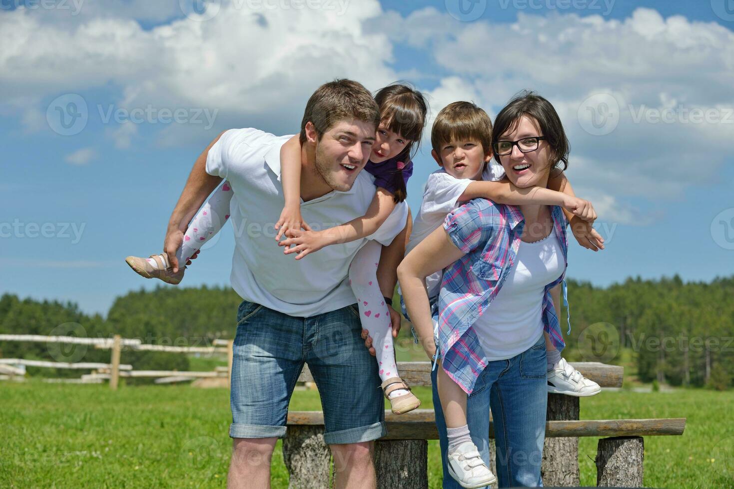 Lycklig ung familj ha roligt utomhus foto