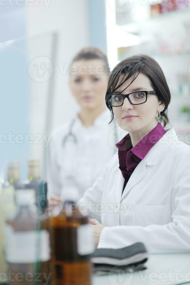 team av apotekare kemist kvinna i apotek apotek foto