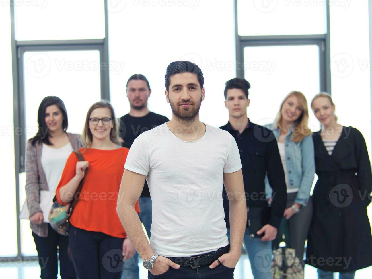 studenter grupp stående tillsammans som team foto