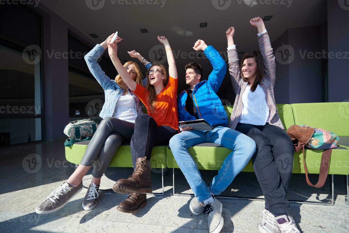 studenter grupp tar selfie foto