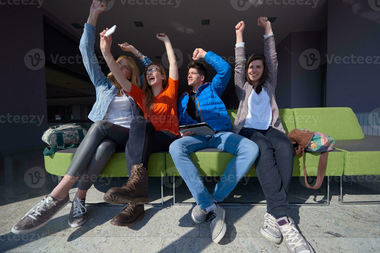 studenter grupp tar selfie foto