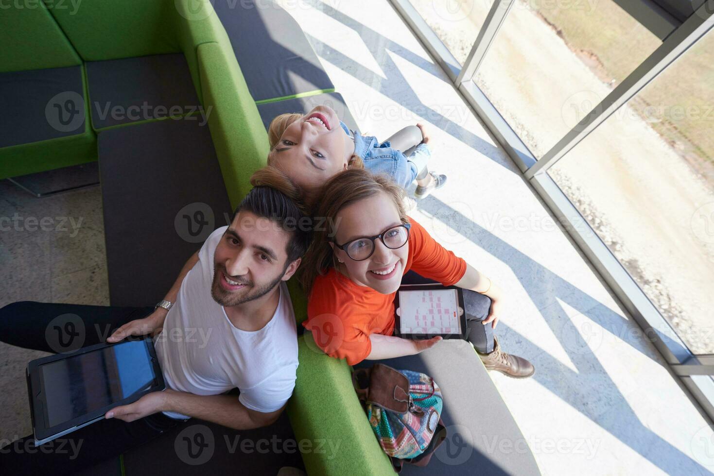 studenter grupp arbetssätt på skola projekt tillsammans foto