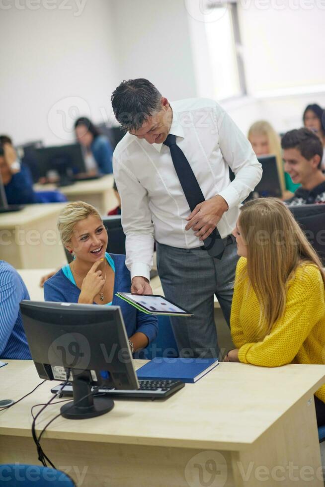 studenter med lärare i dator labb klassrum foto