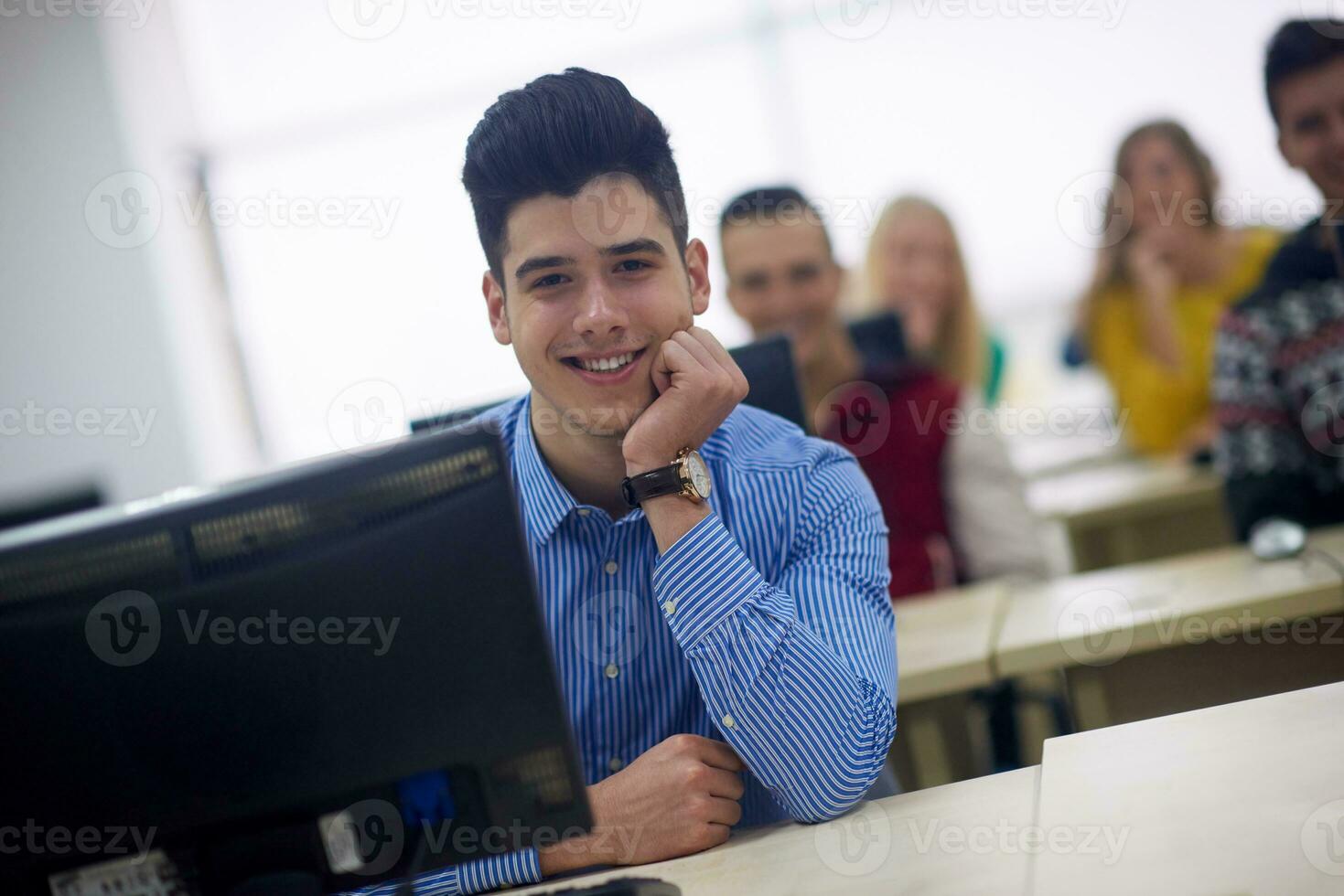 studenter grupp i dator labb klassrum foto