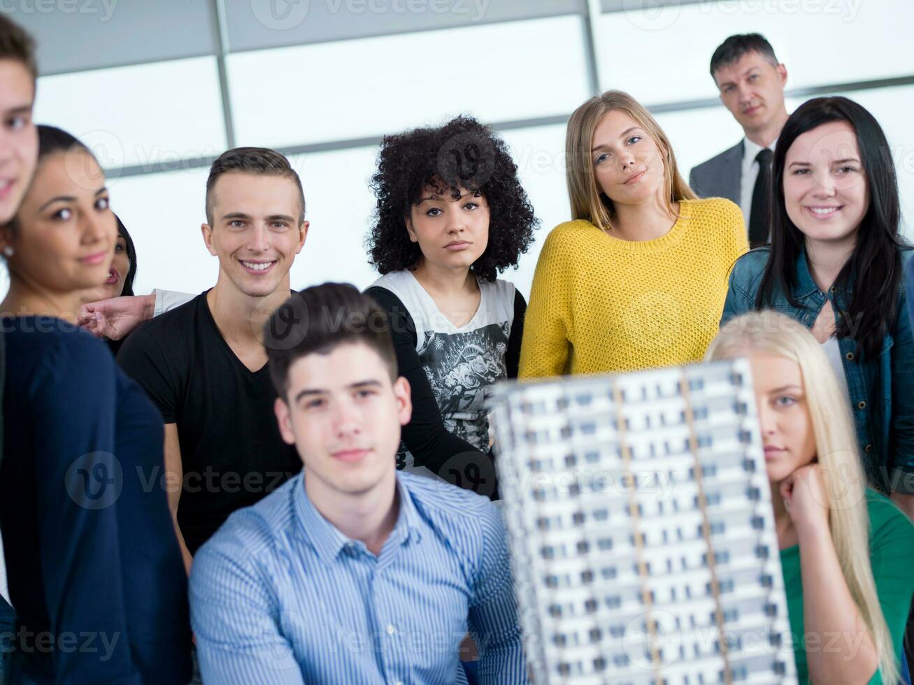 studenter med lärare i dator labb klassrum foto