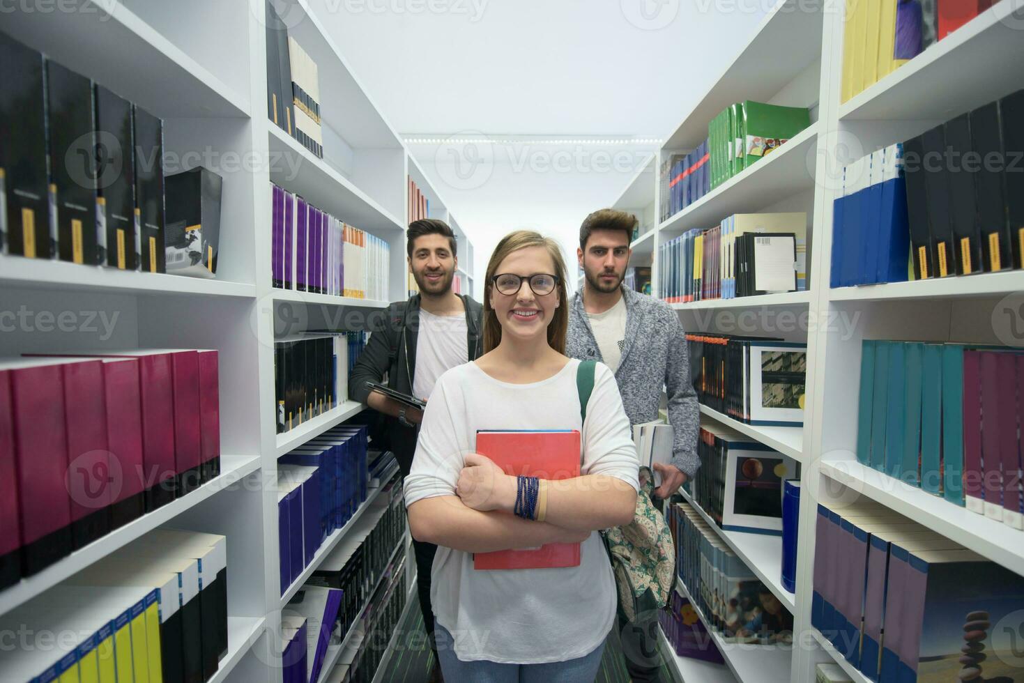 studenter grupp i skola bibliotek foto