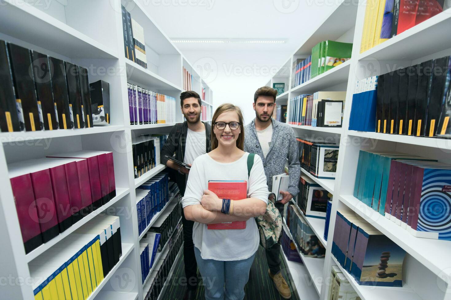 studenter grupp i skola bibliotek foto