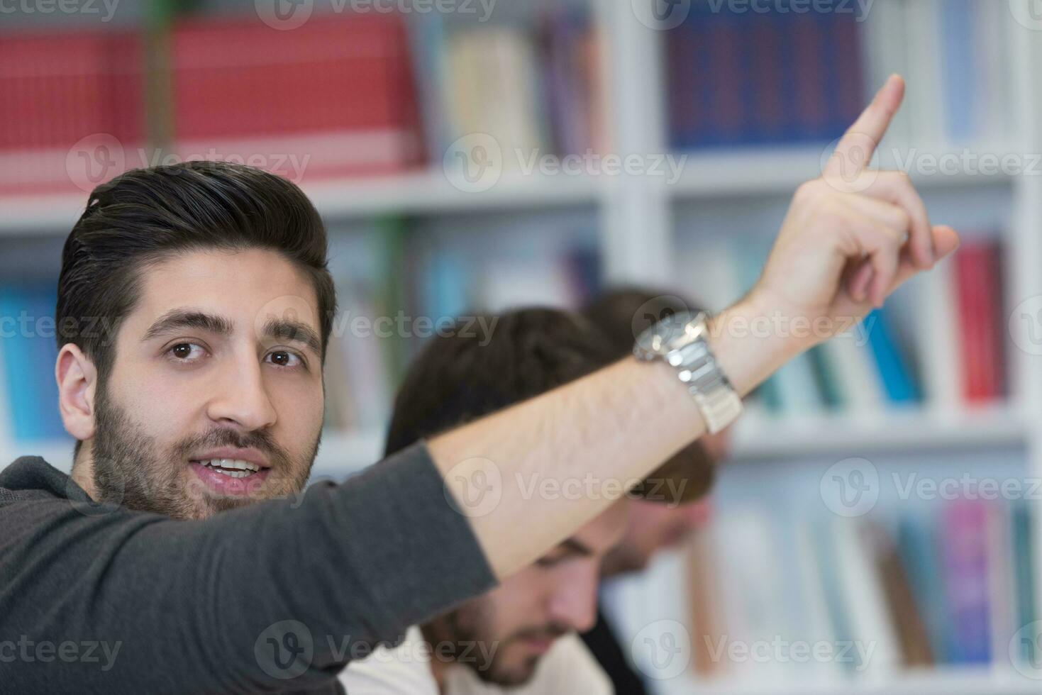 grupp av studenter höja händer upp foto