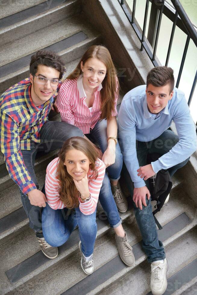 Lycklig tonåren grupp i skola foto