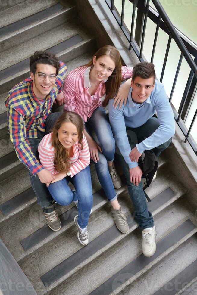 Lycklig tonåren grupp i skola foto