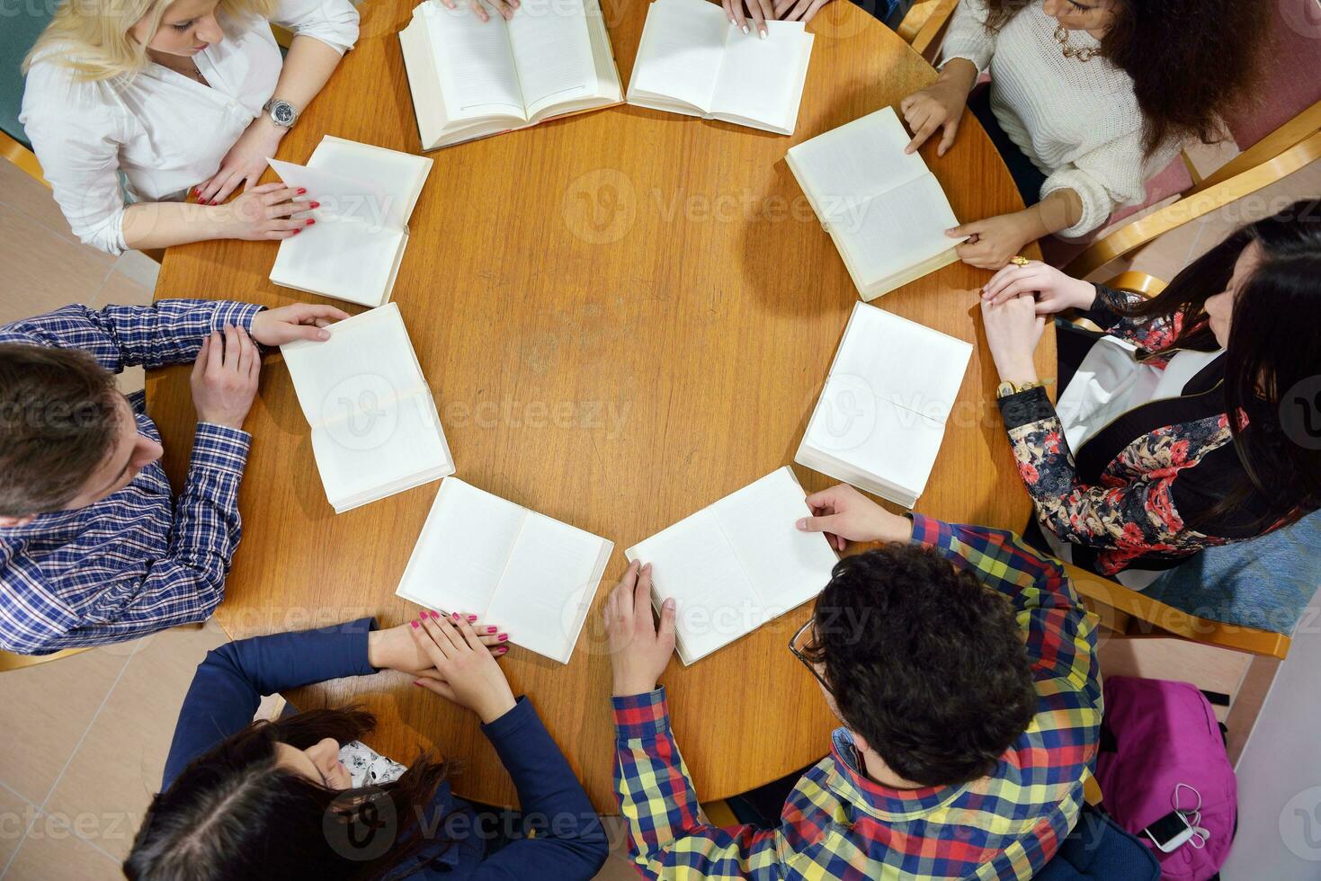 Lycklig tonåren grupp i skola foto