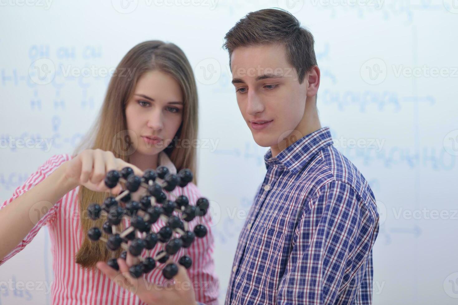 Lycklig tonåren grupp i skola foto