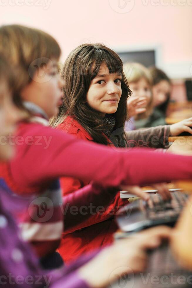 den utbildning med barn i skola foto