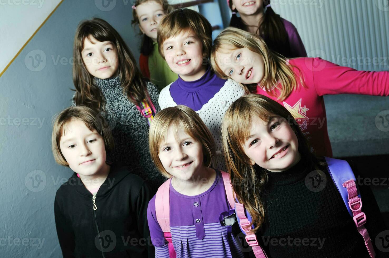 Lycklig barn grupp i skola foto