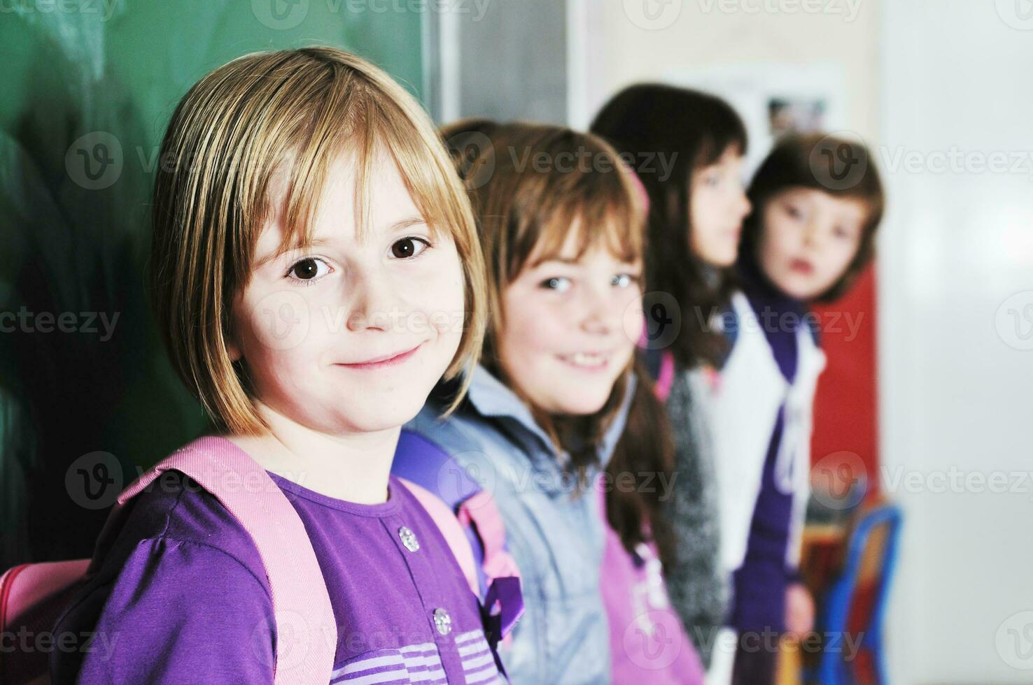 Lycklig barn grupp i skola foto