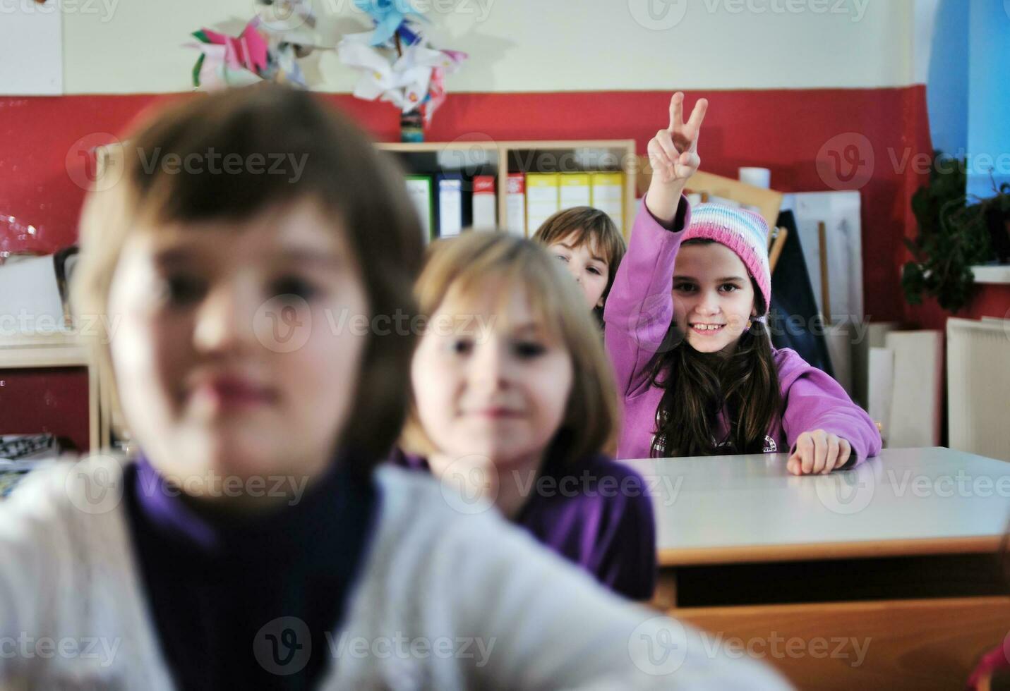 Lycklig barn grupp i skola foto