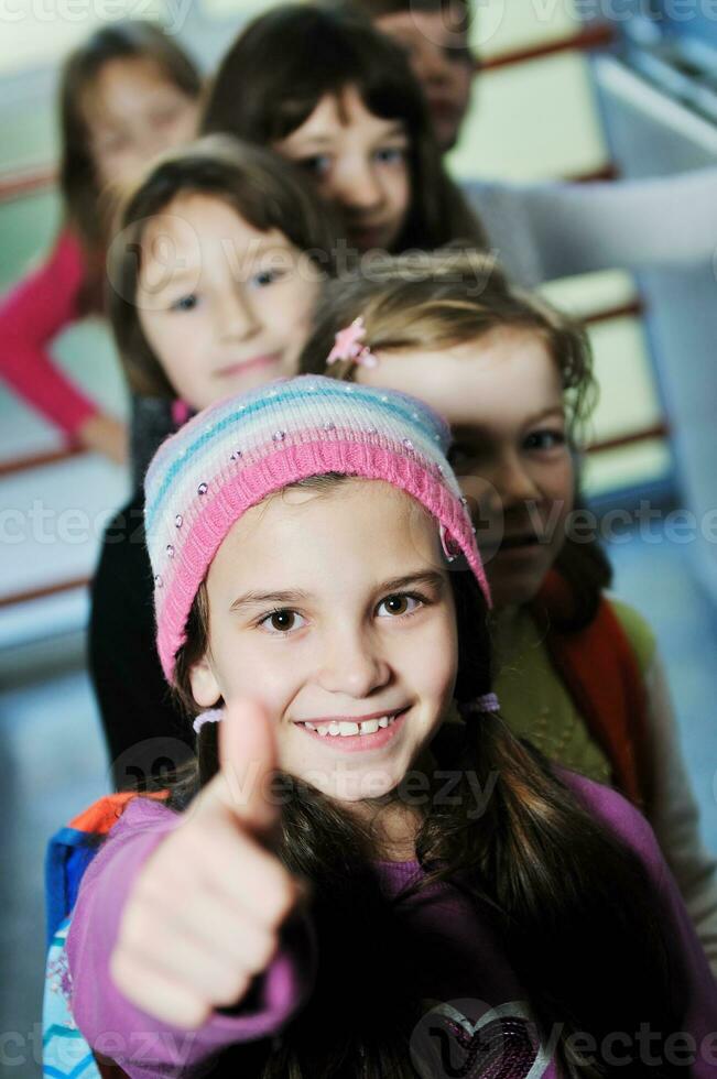 Lycklig barn grupp i skola foto