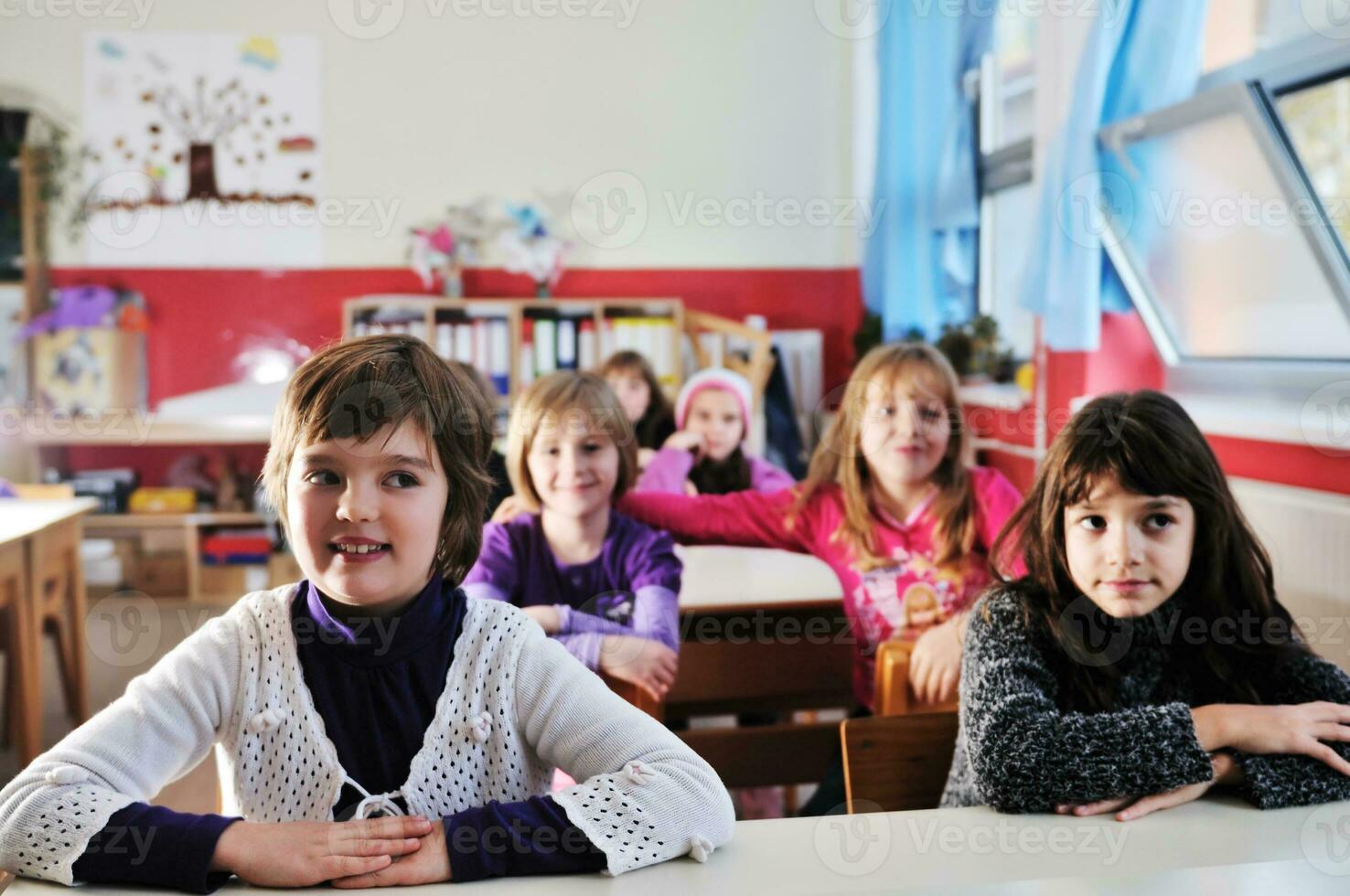 Lycklig barn grupp i skola foto