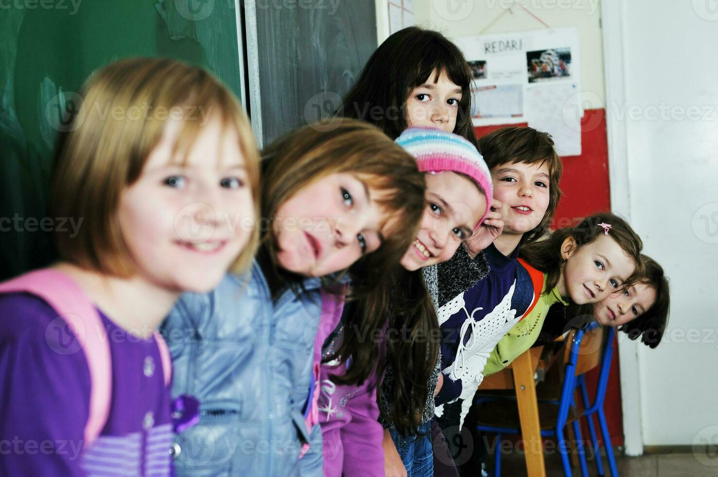 Lycklig barn grupp i skola foto