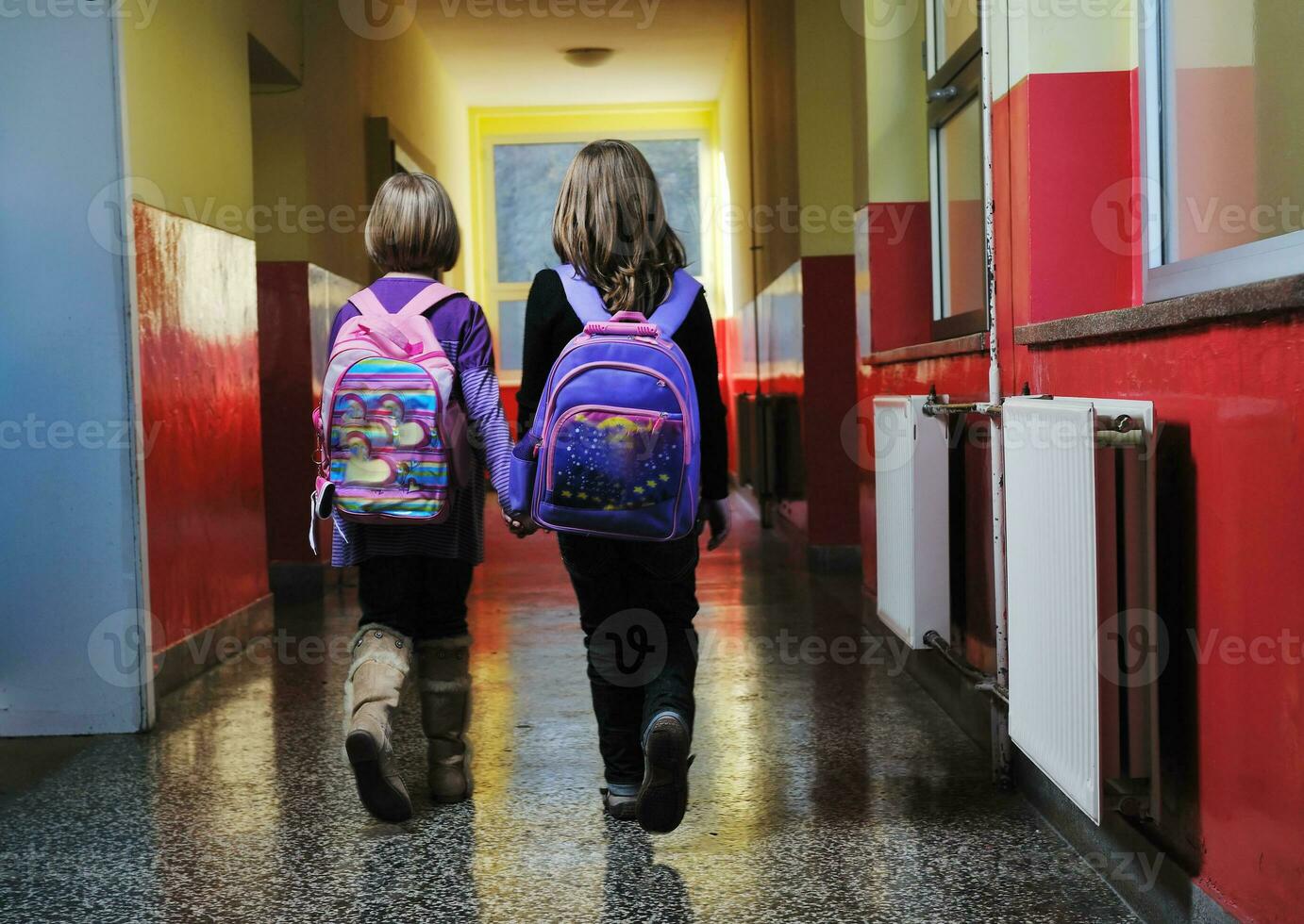 Lycklig barn grupp i skola foto