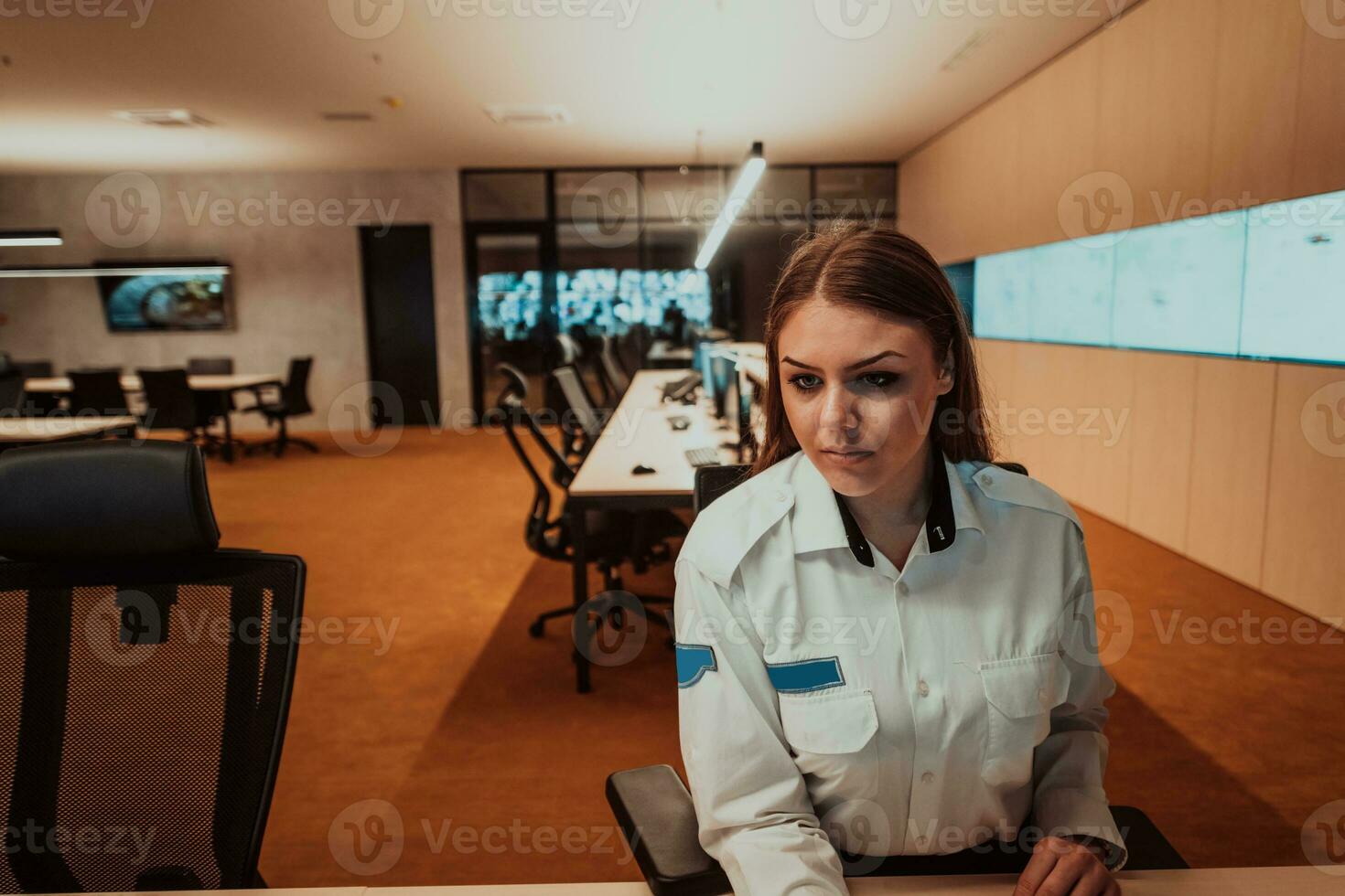 kvinna säkerhet operatör arbetssätt i en data systemet kontrollera rum kontor teknisk operatör arbetssätt på arbetsstation med flera olika skärmar, säkerhet vakt arbetssätt på flera olika monitorer foto