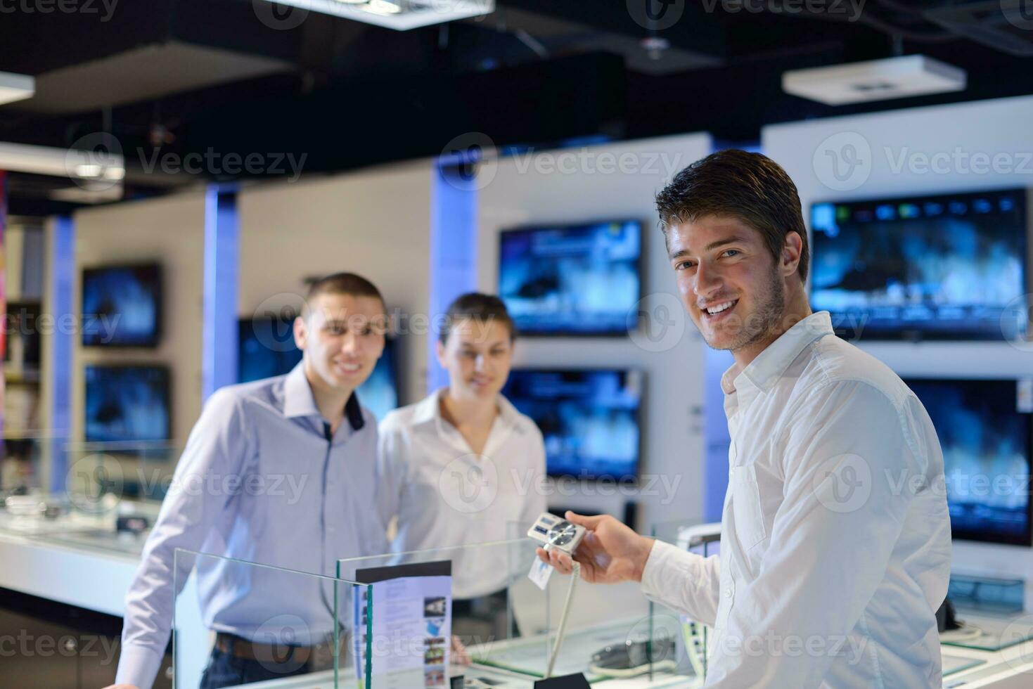 människor köpa i konsument elektronik Lagra foto