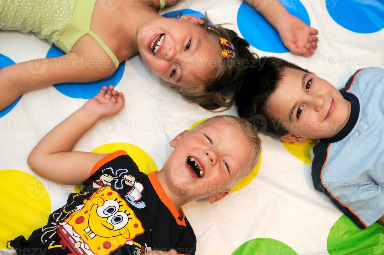 Lycklig tre barn spelar tillsammans foto