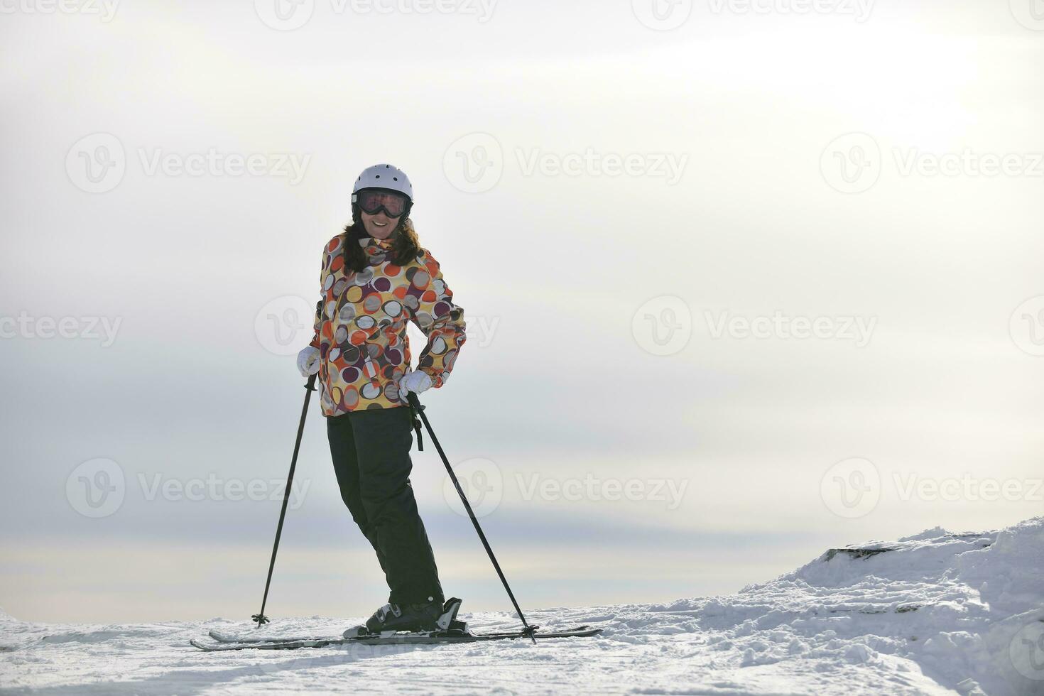 Lycklig kvinna på solig vinter- dag foto