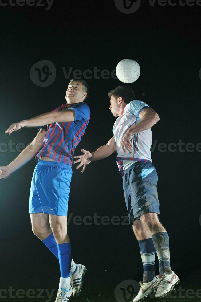 fotbollsspelare i konkurrens om bollen foto