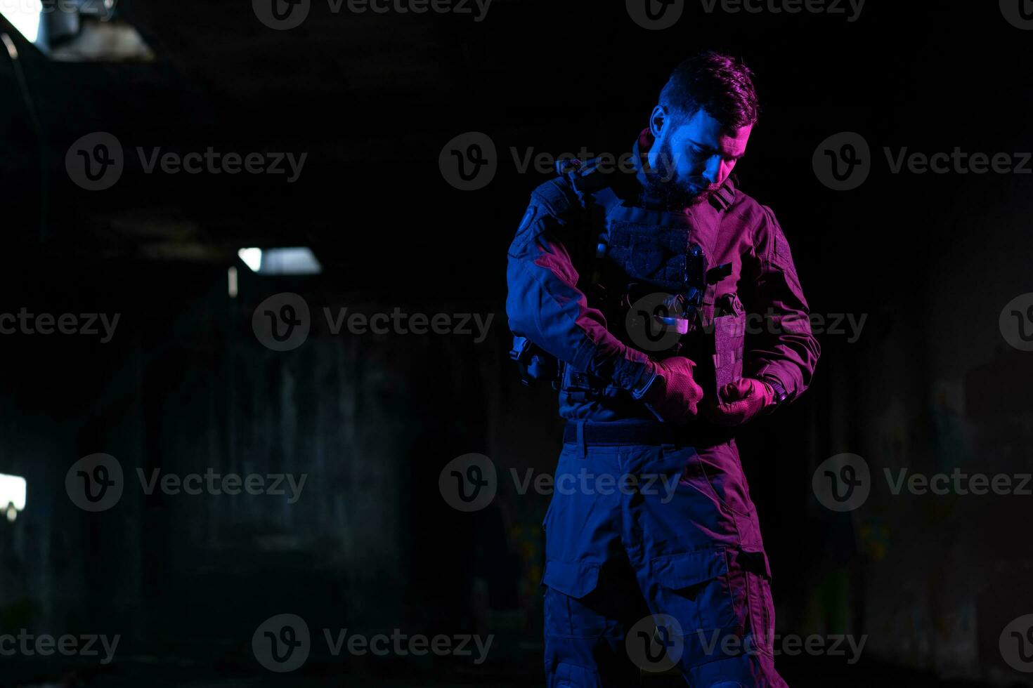 armén soldat i bekämpa uniformer med ett överfall gevär och bekämpa hjälm natt uppdrag mörk bakgrund. blå och lila gel ljus effekt. foto