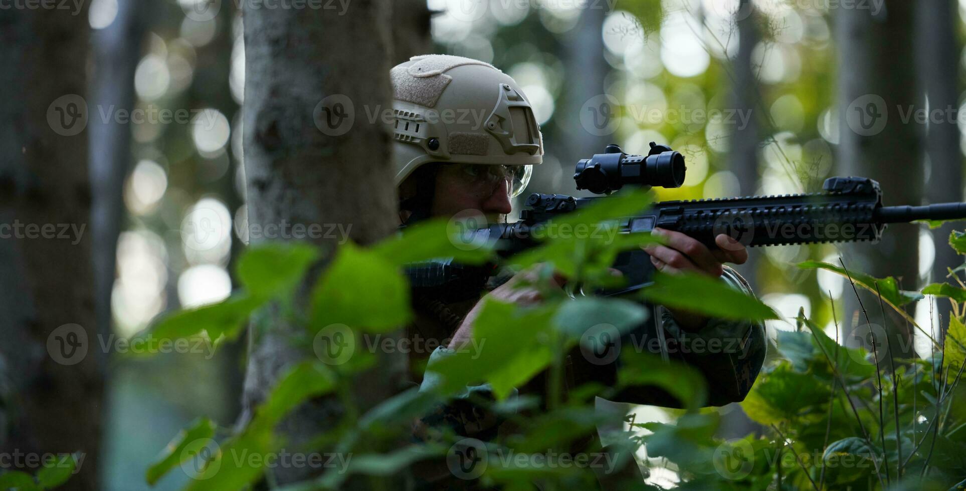 soldat i verkan siktar på vapen laser syn optik foto