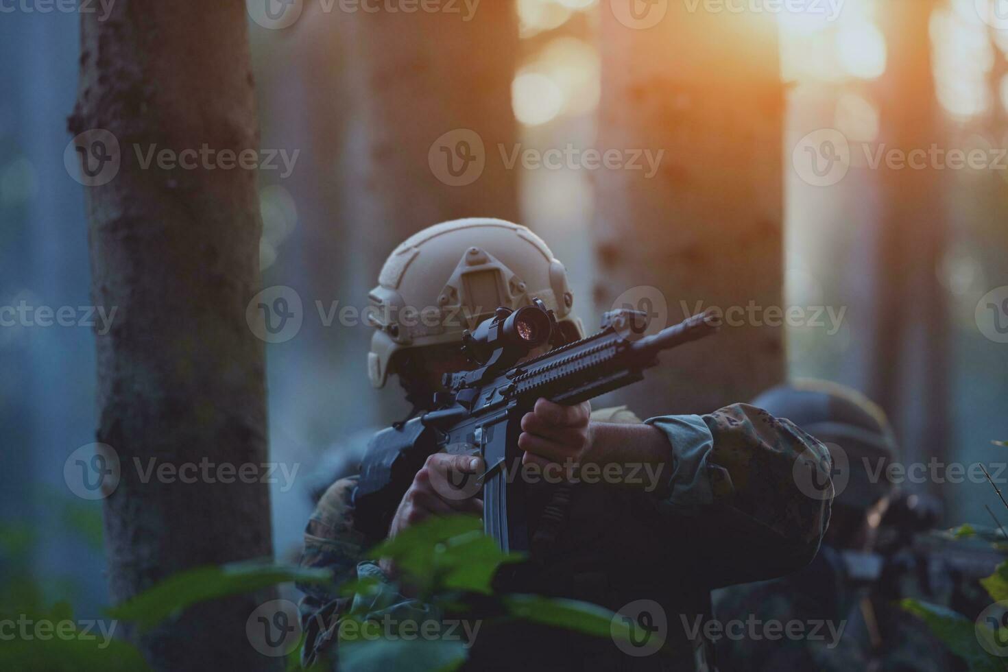 soldat i verkan siktar på vapen laser syn optik foto