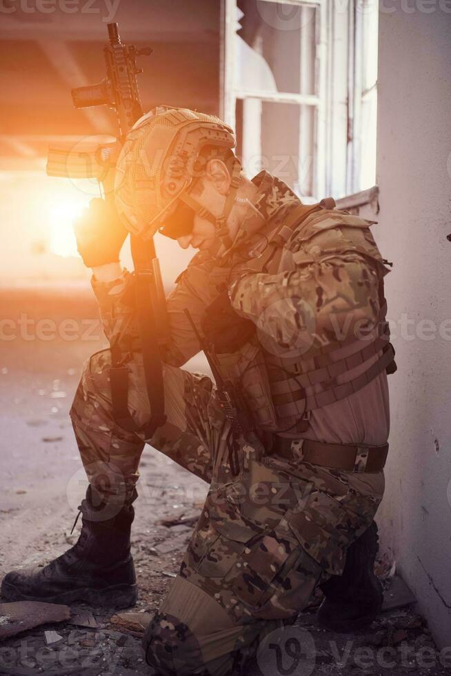 soldat i verkan nära fönster ändring tidskrift och ta omslag foto