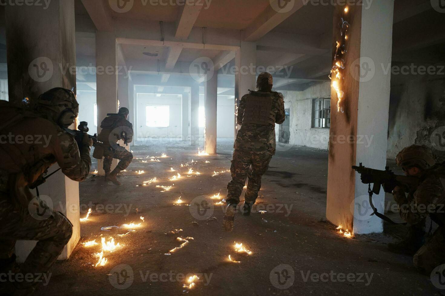 militär trupper i verkan urban miljö foto