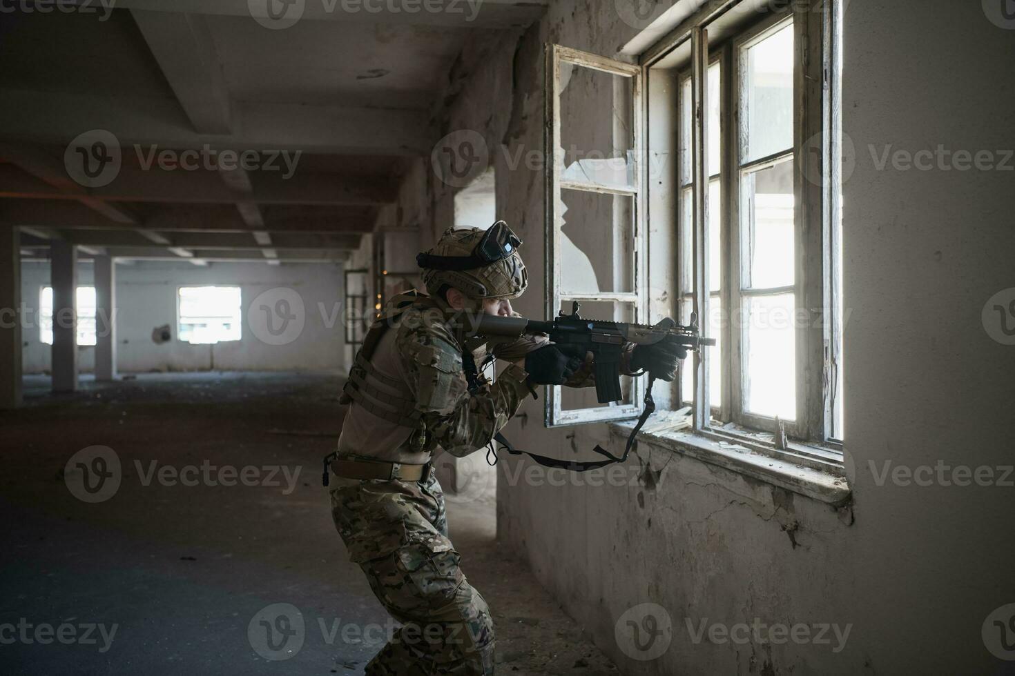 soldat i verkan nära fönster ändring tidskrift och ta omslag foto