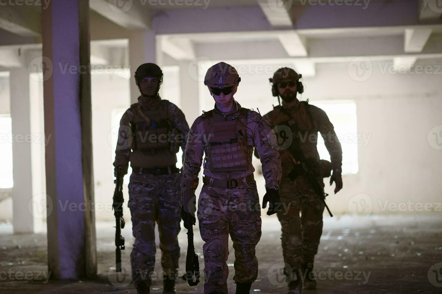 soldat trupp team porträtt i urban miljö färgad lightis foto