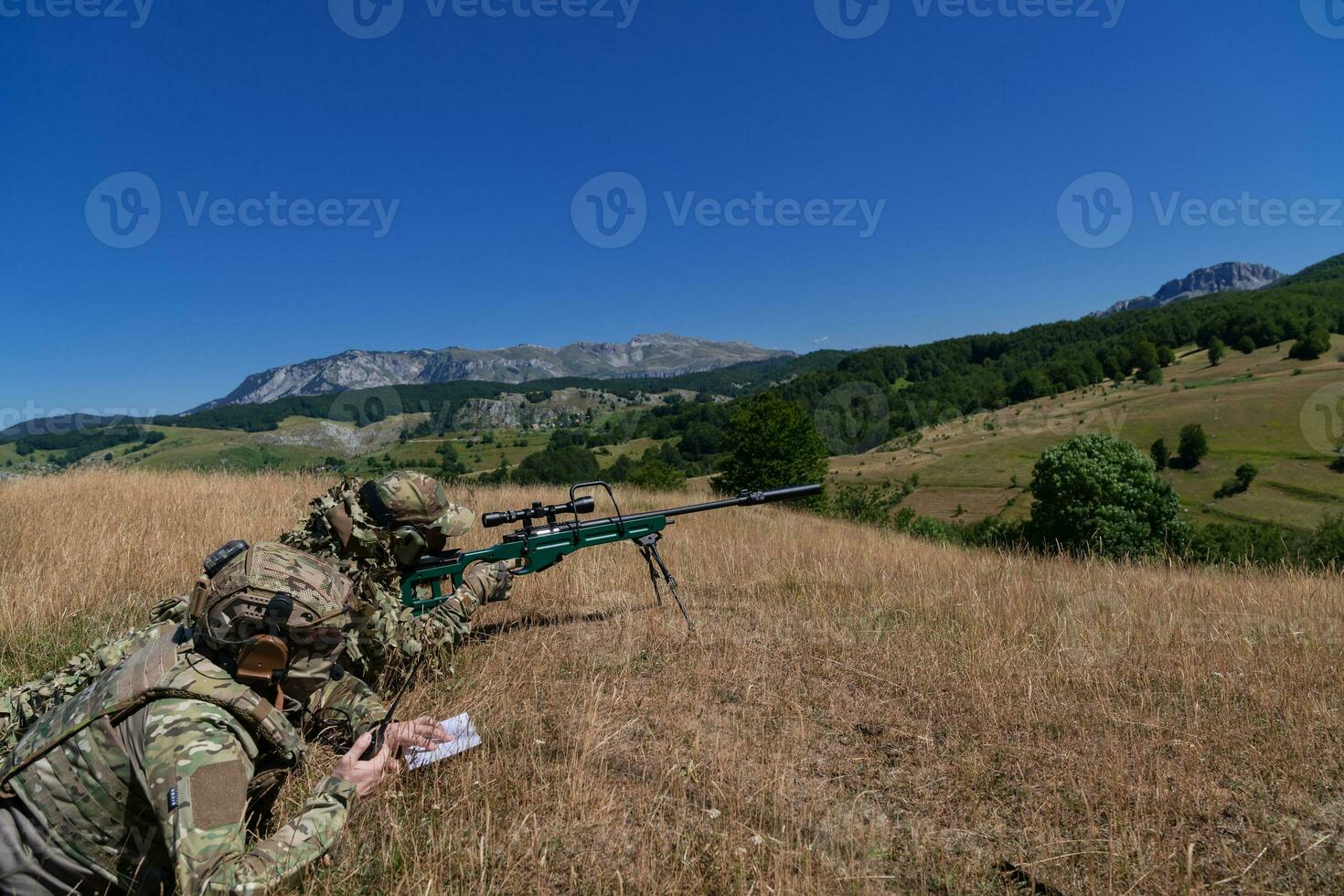 prickskytt soldat assisterad förbi ett assistent till observera de område till vara målinriktad med modern krigföring taktisk virtuell verklighet glasögon antenn Drönare militär teknologi. foto