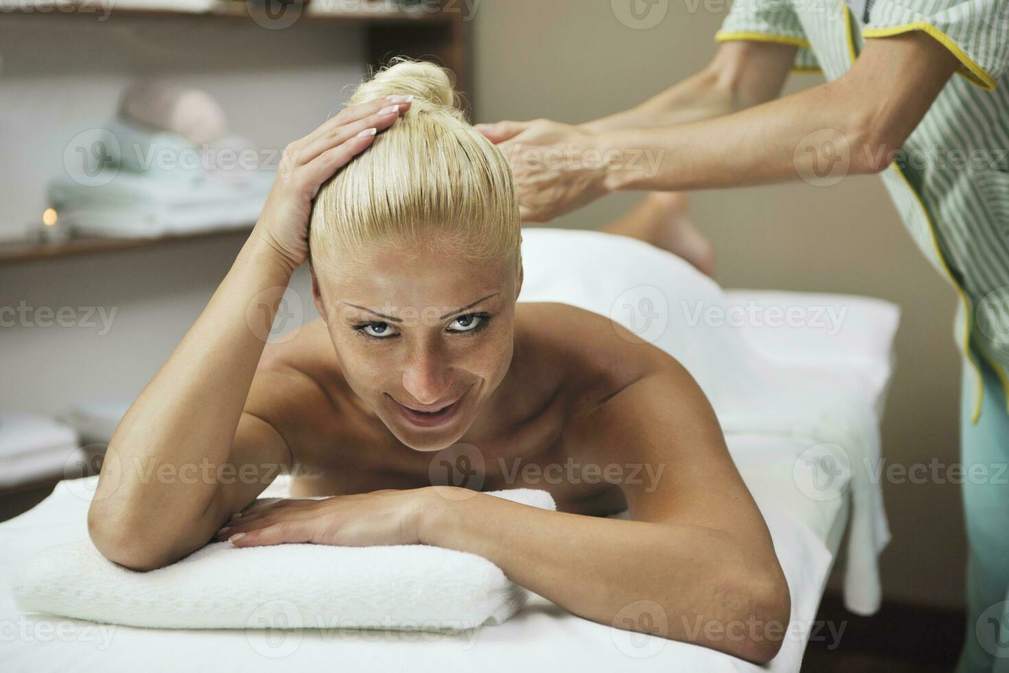 kvinna på spa och wellness tillbaka massage foto