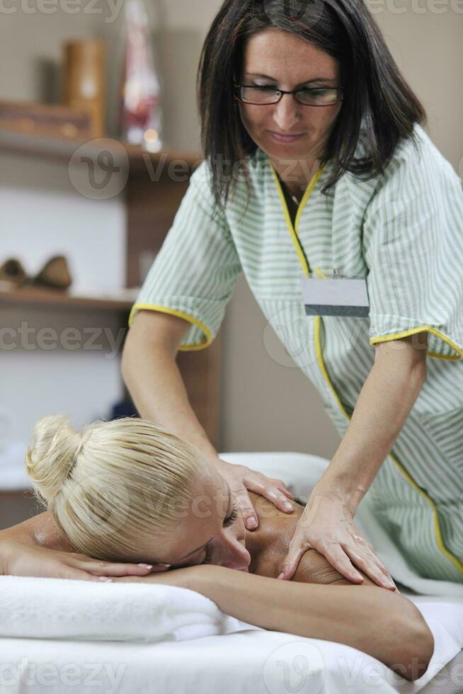 kvinna tillbaka massage behandling foto