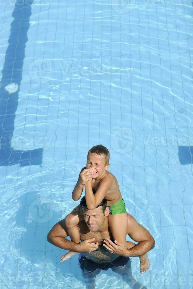 Lycklig far och son på simning slå samman foto