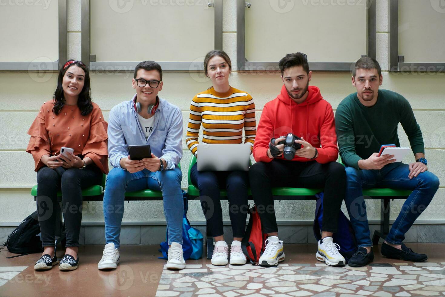 elever använder modern teknik i skolan för att skapa projekt foto